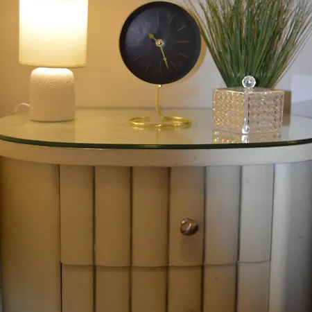 Romantic Apt-great Location- Center-free Parking-self Check-in- Old Town 20 Min 아파트 *