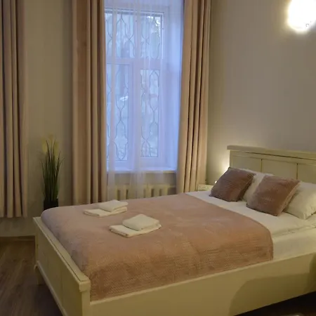 Romantic Apt-great Location- Center-free Parking-self Check-in- Old Town 20 Min