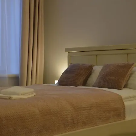 Romantic Apt-great Location- Center-free Parking-self Check-in- Old Town 20 Min